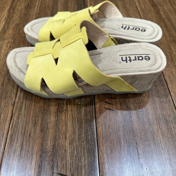 Earth Yellow Slide Sandals size 7.5 - Picture 3 of 5